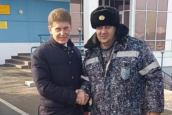 Ведомственная охрана Приморского Минтранса доложила губернатору об обстановке на Русском мосту Ведомственная охрана Приморского Минтранса доложила губернатору об обстановке на Русском мосту
